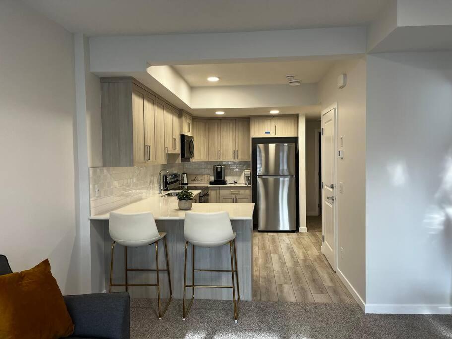Brand New - Home Away From Home In Nw Calgary Exterior photo